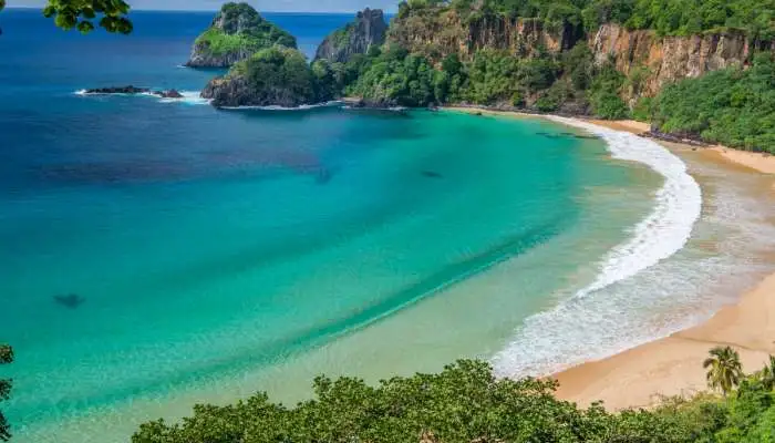 Praia do Sancho: considerada uma das mais bonitas do mundo, com águas cristalinas, falésias impressionantes e uma biodiversidade marinha de tirar o fôlego.