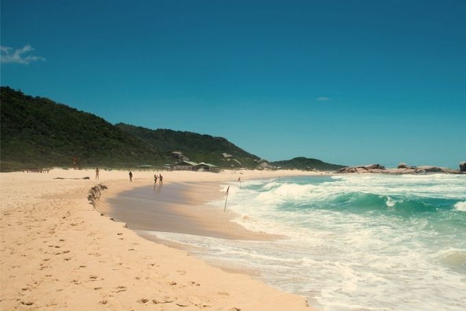 ALGUNS PONTOS MAIS VISITADOS DO SUL DO BRASIL: A Praia Mole é uma das praias mais visitadas de Florianópolis, situada no distrito de Ingleses. A praia é conhecida por suas águas cristalinas e suaves, areia branca e ondas tranquilas, perfeitas para nadar e praticar esportes náuticos. 