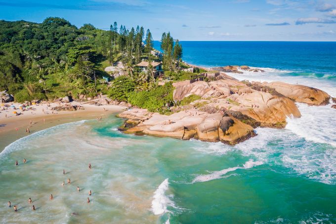 Essa Praia da Joaquina é outra praia famosa, conhecida por suas ondas fortes e perfeitas para surfistas experientes. 