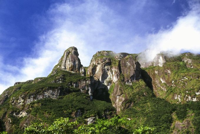 ALGUNS PONTOS MAIS VISITADOS DO SUL DO BRASIL: A região também é conhecida por suas montanhas, como o Pico do Marumbi, o segundo ponto mais alto do Brasil. Essas montanhas oferecem vistas espetaculares, trilhas para caminhadas e aventuras de escalada. 