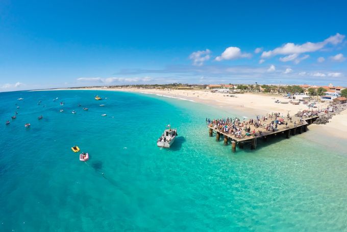 Na verdade, o mar em Cabo Verde é tão calmo que você pode ver até o fundo do oceano. O mergulho é uma das melhores maneiras de ver todas essas paisagens maravilhosas debaixo d'água. Outra opção é  caminhar pelos recifes de coral para ver que tipo de peixe vive lá. 