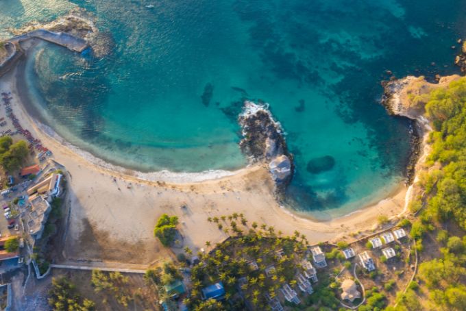 O turismo também é responsável por trazer dinheiro à Cabo Verde, auxiliando que seus cidadãos tenham uma renda.