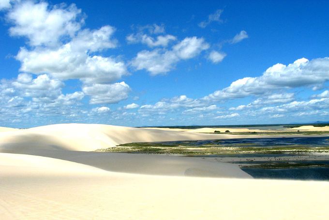 CONHECENDO AS MARAVILHAS DE JERICOACOARA: As dunas de areia branca em Jericoacoara, que se estendem por vários metros, é uma das principais atrações turísticas da região, que oferece vistas espetaculares da praia e do mar.