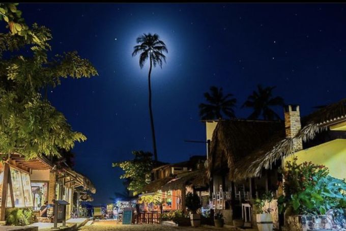 CONHECENDO AS MARAVILHAS DE JERICOACOARA: A vida a noite em Jericoacoara é bem descontraída e animada, com muitos  restaurantes, bares e boates, onde os turistas podem curtir a noite dançando  ao som de muita música boa.