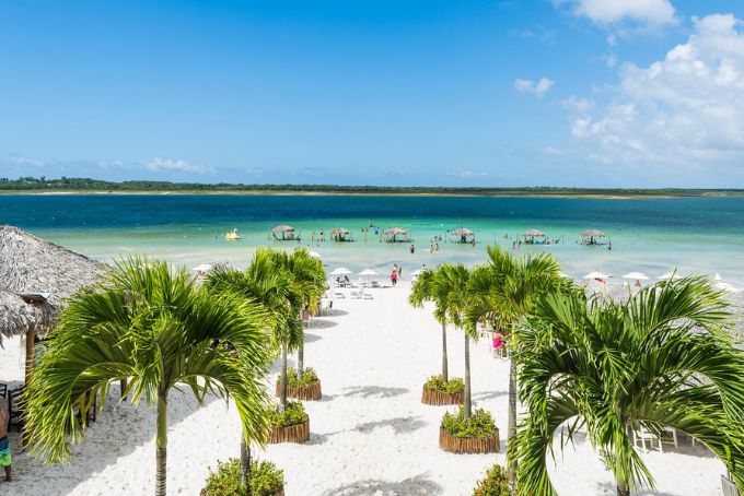 CONHECENDO AS MARAVILHAS DE JERICOACOARA: A praia de Jericoacoara é considerada uma das mais deslumbrantes do Brasil.
Jericoacoara é uma extensão de areia branca, com águas que refletem o fundo e tranquilas, ideal para pesca, banho e esportes como kitesurf, windsurf e stand-up paddle.