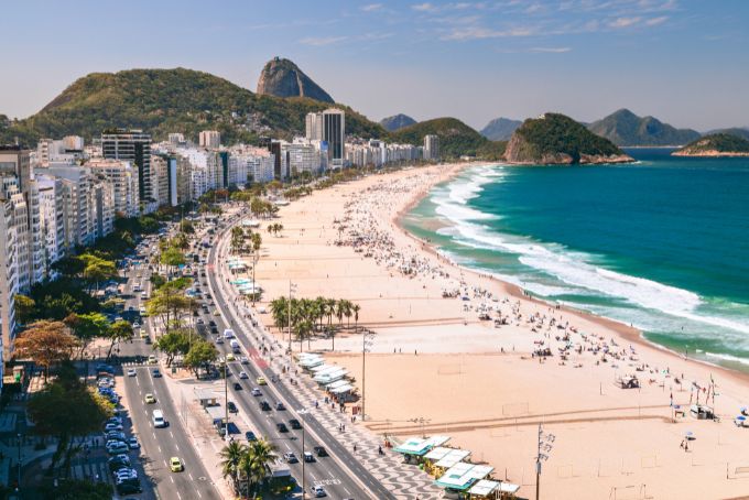 Copacabana é a praia mais famosa do Brasil e oferece uma extensa faixa de areia para praticar esportes, jogar vôlei ou simplesmente curtir o sol. 