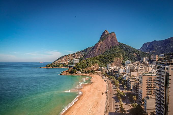 CONHECENDO AS TRÊS PRAIAS MAIS FAMOSAS DO BRASIL - LEBLON: Por fim, Leblon é a praia mais exclusiva e exclusiva do Rio de Janeiro, oferecendo uma vista deslumbrante do mar e da montanha.