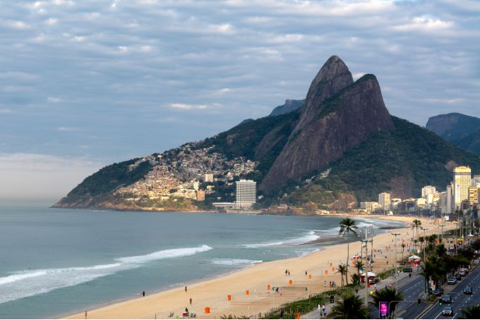 Ipanema é conhecida por sua elevação e superioridade, com sua vista deslumbrante do Morro Dois Irmãos e sua animada vida noturna. 