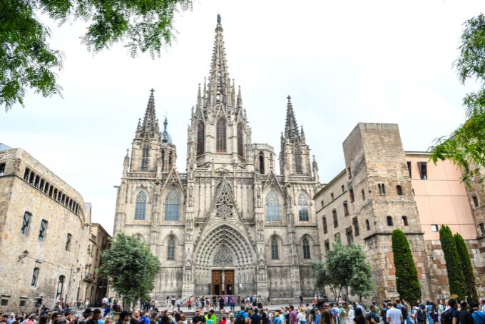 DICAS E ROTEIRO PARA VOCÊ CONHECER A ESPANHA: Viaje de trem para Barcelona e aproveite o dia para explorar a cidade. Visite a famosa Basílica de La Sagrada Família, passeie por La Rambla e experimente a culinária local.