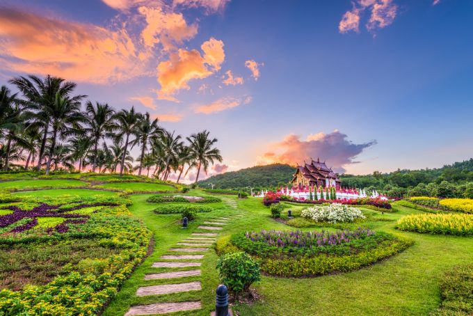 DICAS E ROTEIRO PARA VOCÊ CONHECER A TAILÂNDIA: Chiang Mai é uma cidade no norte da Tailândia, conhecida por seus templos antigos e cenários naturais deslumbrantes. 