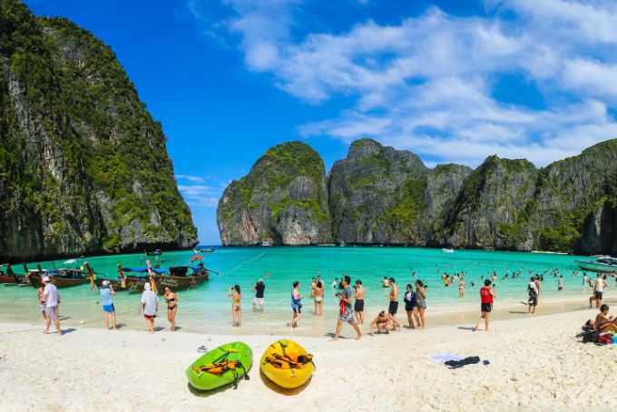 Phuket é uma das ilhas mais populares da Tailândia e é conhecida por suas praias de areia branca e águas cristalinas. 