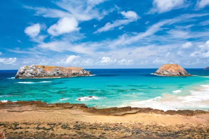 DICAS PARA VOCÊ APROVEITAR FERNANDO DE NORONHA: É uma praia popular para ver o pôr do sol e ouvir música ao vivo. A praia fica animada à noite, com música ao vivo, drinks e comida. 