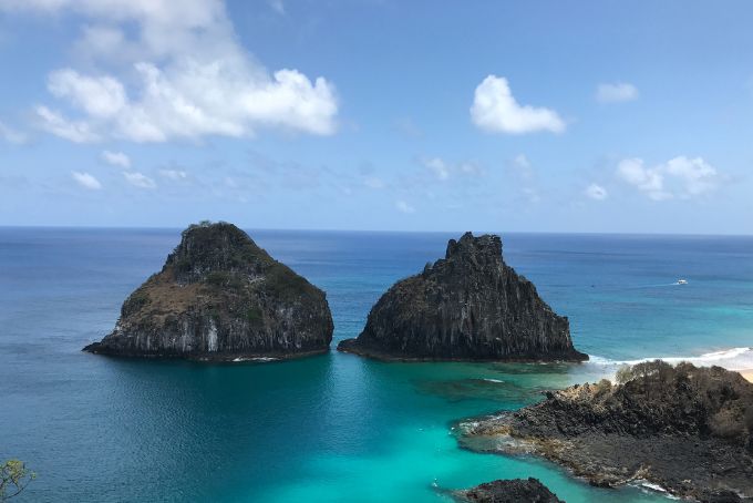 DICAS PARA VOCÊ APROVEITAR FERNANDO DE NORONHA: É um dos pontos turísticos mais populares da ilha e oferece uma vista panorâmica de 360 ​​graus da paisagem local. 