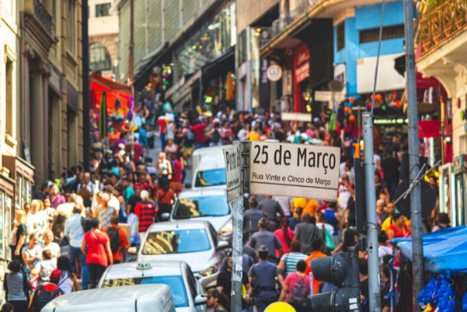 Esta cidade tem muitas feiras de rua populares, como a Feira da Praça Benedito Calixto e a Feira da Rua 25 de Março, onde você pode encontrar produtos artesanais, roupas e acessórios.