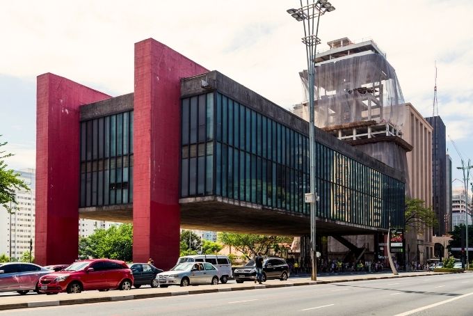 DICAS PARA VOCÊ APROVEITAR O MELHOR DE SÃO PAULO: A cidade é conhecida por sua vida cultural diversificada, com inúmeros museus, galerias e instituições culturais, como o Museu de arte de SP (MASP), o Museu de arte Contemporânea de SP (MAC) e a Pinacoteca do Estado de São Paulo.