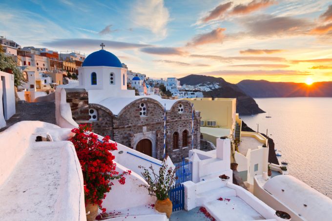 Santorini é uma ilha grega localizada no mar mediterrâneo, na costa da Grécia. Esta é uma das ilhas mais famosas da Grécia devido ao seu cenário dramático e cultura única. As cinzas vulcânicas de uma erupção antiga deram a esta ilha sua aparência e clima distintos.